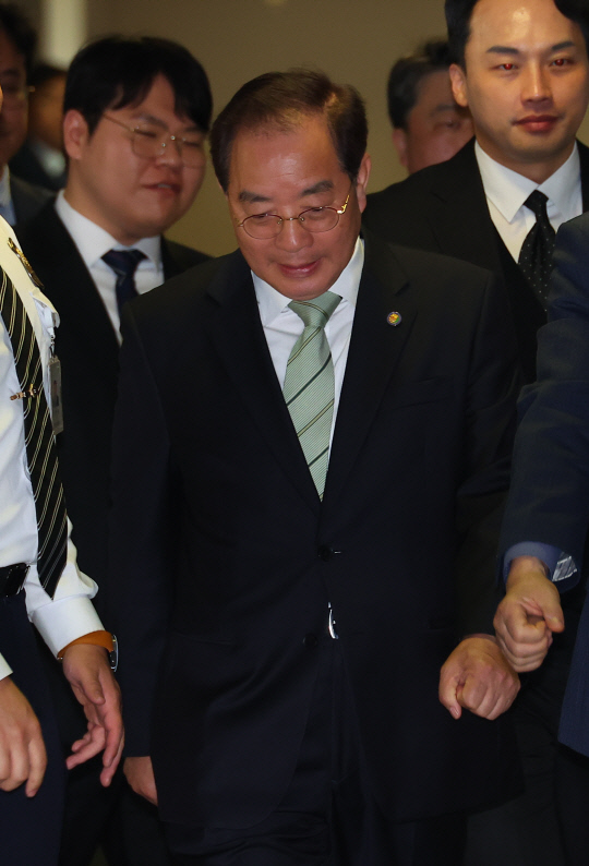 하윤수 부산시교육감이 17일 부산 연제구 부산고등법원에서 열린 항소심 선고공판에 출석하고 있다. 하 교육감은 공직선거법 위반 혐의로 1심에서 당선무효형을 선고 받았다.   [연합뉴스]